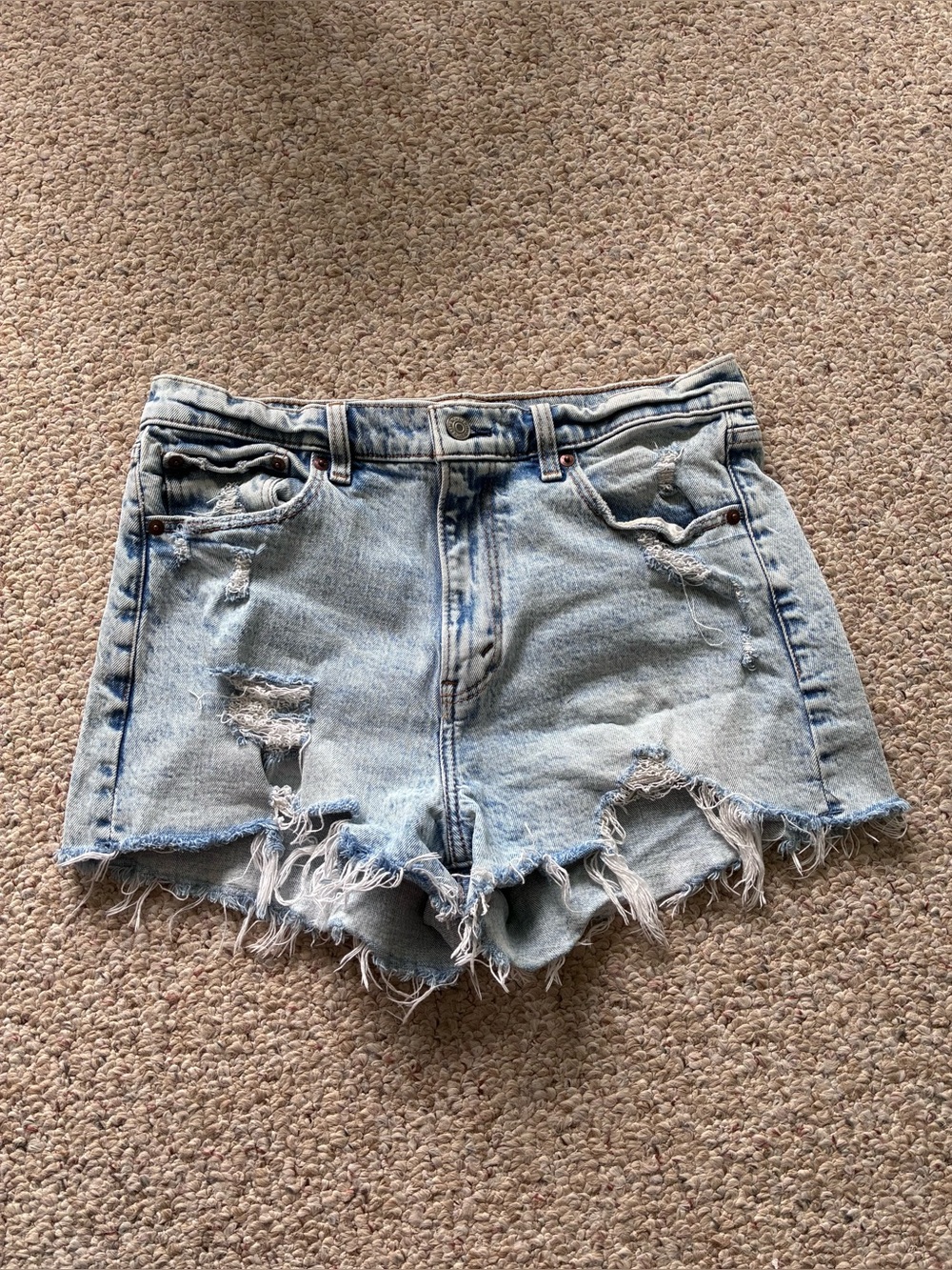Abercrombie & Fitch High Rise Mom Short Light Wash Distressed Size 29 / 8